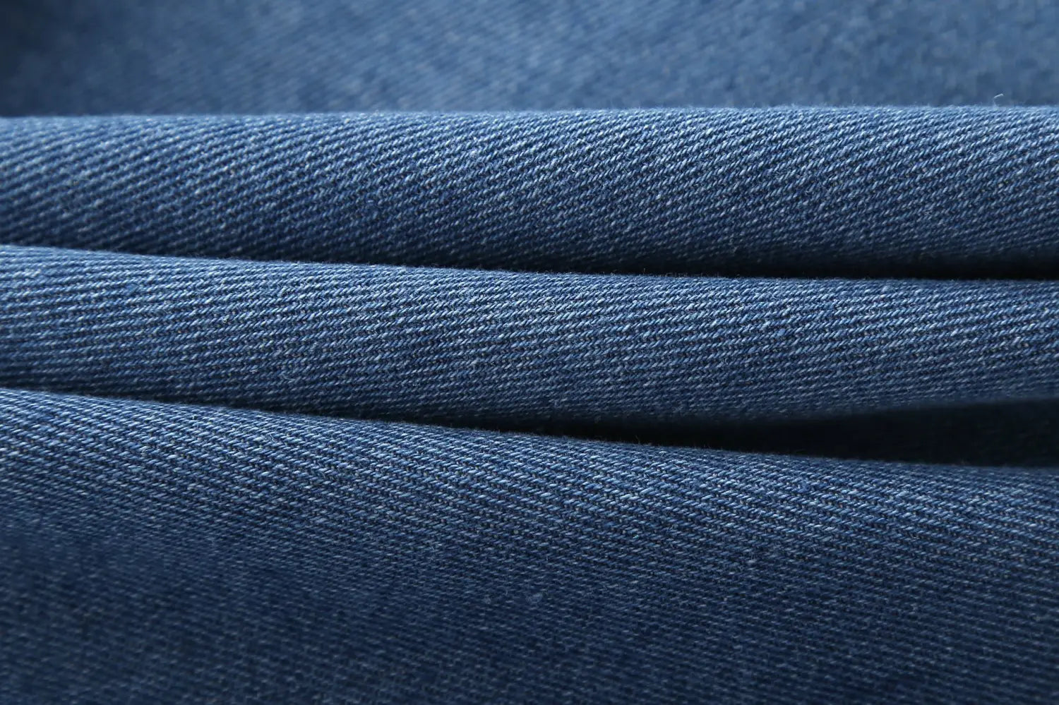 Bestickte florale Jeansweste aus dunkelblauem Jeansstoff mit klassischer Köperbindung und Textur.