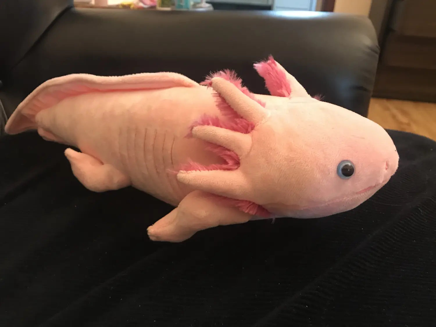 Rosa Axolotl-Plüschtier als weiche sechseckige Dinosaurier-Puppe, 50 cm, mit weicher, flauschiger Textur und zarten rosa Kiemen.