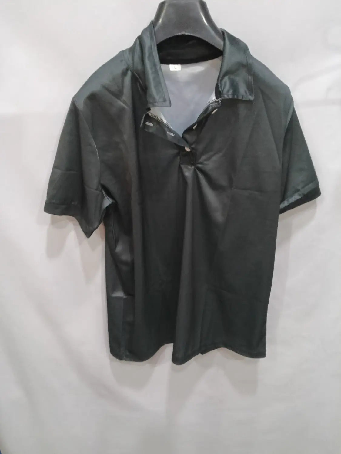 Herren-Cardigan mit kurzer Ärmellänge, strukturiert, mit Knopfleiste, in Schwarz, mit glänzendem, leicht reflektierendem Stoff und einem Reißverschluss am Kragen.