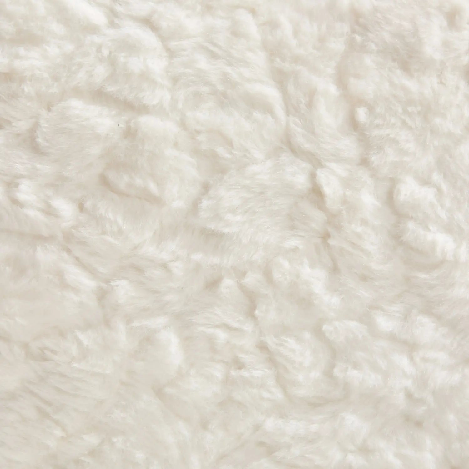 Tissu doux en fausse fourrure ivoire cassé avec une surface texturée duveteuse sur une chaise de bureau à assise large pivotante, pour vanité.