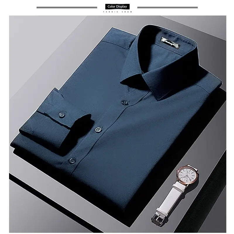 Ein Herren-Slim-Fit-Business-Hemd in Dunkelblau mit markantem Kragen und geknöpften Manschetten.