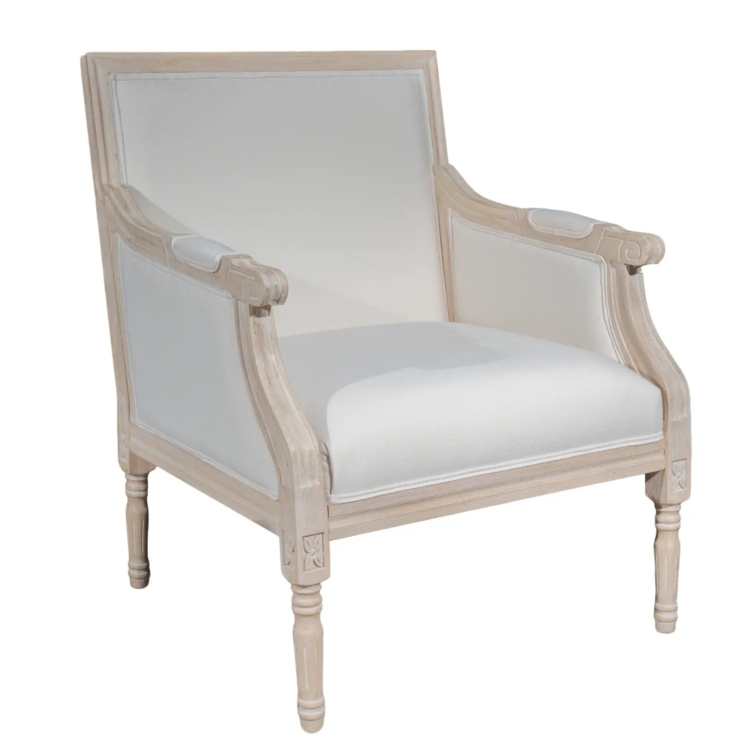 Silla francesa de acento de madera color beige con asiento y respaldo tapizados en lino blanco, con detalles ornamentales de marco de madera envejecida tallada.