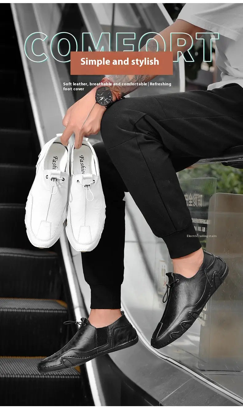 Chaussures de sport décontractées à enfiler pour homme en cuir véritable blanc, avec un design minimaliste épuré et des détails de coutures discrets.
