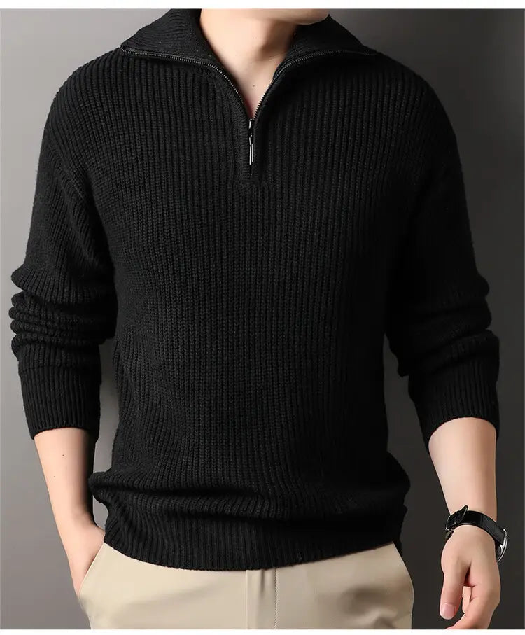 Herren-Halbrollkragenrippstrickpullover aus schwarzem Strick mit Halb-Zippkragen und gerippter Struktur.