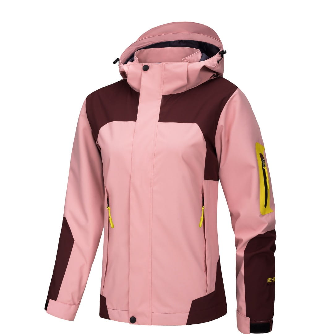 Veste de plein air imperméable à capuche pour hommes et femmes, dans un design color-block rose et bordeaux, avec des accents de fermeture éclair jaunes.