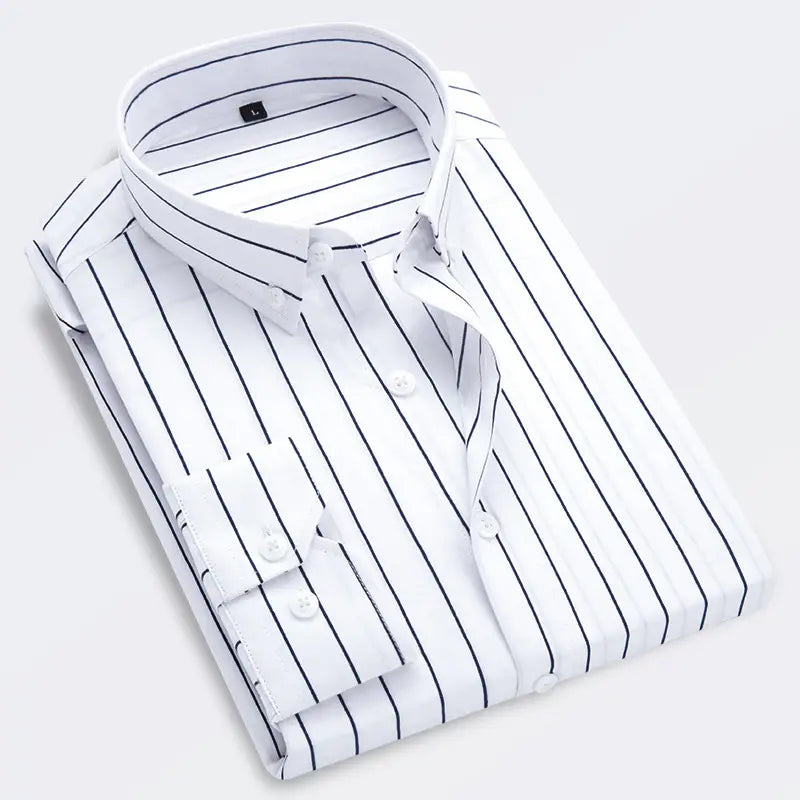 Herren gestreiftes Slim-Fit-Langarm-Freizeithemd mit weißem Knopfleisten-Design und schwarzen vertikalen Streifen sowie klassischem Kragen.