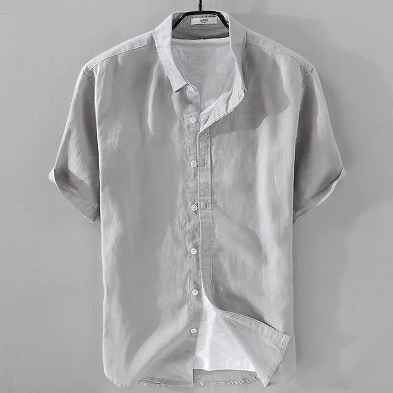 Chemise pour homme en lin à manches courtes gris clair, présentant une texture subtile et des boutons blancs conçus pour favoriser la respirabilité.