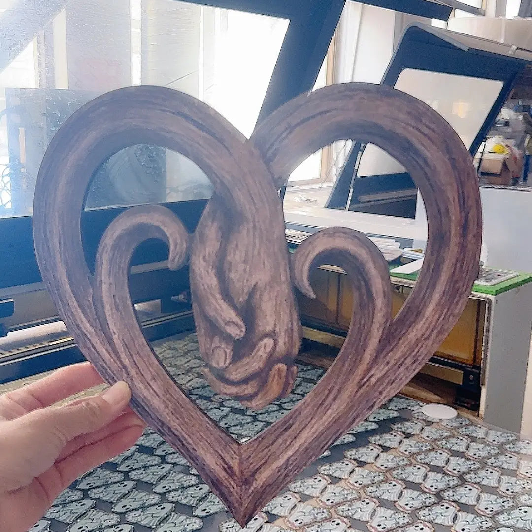 Rustikale herzförmige Wanddekoration aus Holz: ein geschnitztes Hand-Design in der Mitte, gefertigt aus natürlichem Holz.