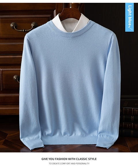 Suéter tipo pulóver de cuello redondo acanalado para hombre en azul claro, con cuello interior blanco elaborado con tejido de punto suave.