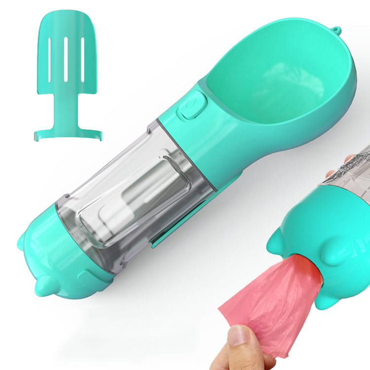 Bouteille d’eau multifonctionnelle pour chien en plastique turquoise, avec réservoir transparent et distributeur intégré de sacs à crottes, conçue pour une utilisation en extérieur.
