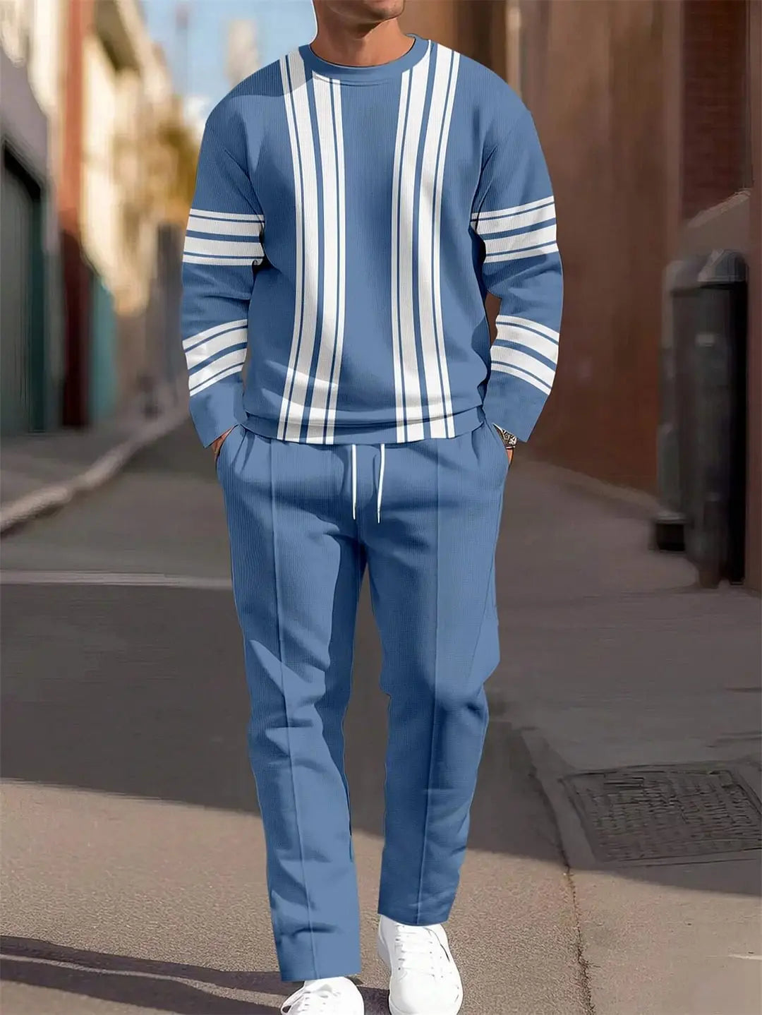 Ensemble deux pièces décontracté et sport pour homme, comprenant un sweat-shirt et un pantalon, avec un sweat-shirt manches longues à rayures bleu et blanc assorti à des joggers bleus, pour un port décontracté confortable.