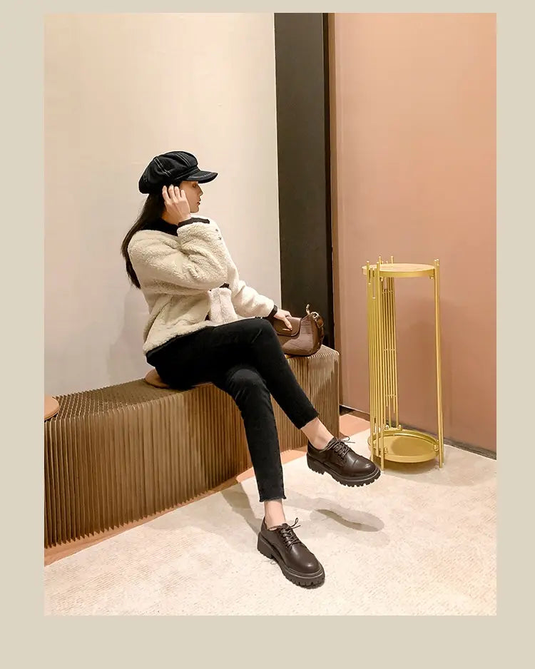Schwarze Leder-Schnür-Plateau-Oxfordschuhe aus Rinderleder im britischen Stil, von der Rückseite dargestellt.