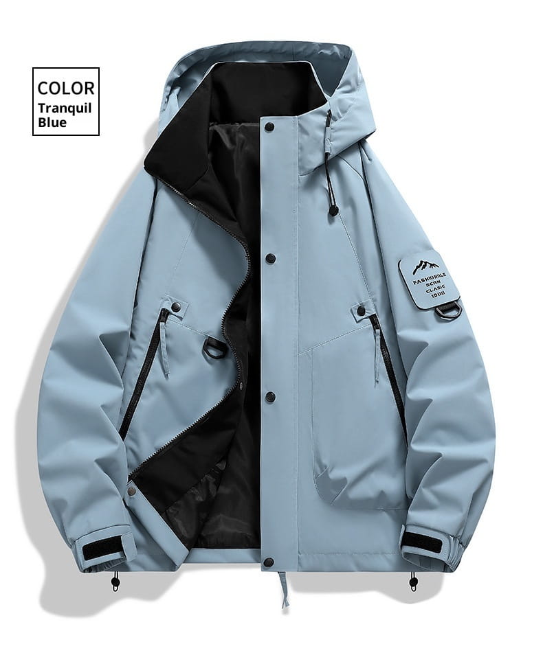 Veste utilitaire à capuche moderne imperméable et coupe-vent pour homme, bleu clair, avec doublure intérieure noire et un écusson sur la manche gauche.