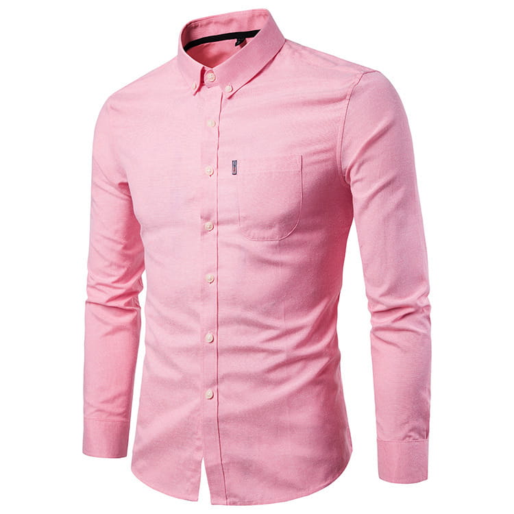 Chemise habillée homme à coupe slim, manches longues, rose, avec une texture discrète et un petit logo noir sur la poche poitrine.
