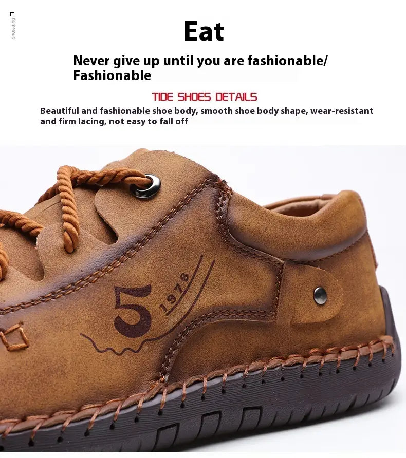 Herren-Lederschuhe im britischen Casual-Stil mit Schnürung aus beigem Wildleder mit braunen geflochtenen Schnürsenkeln und einer gesteppten Gummisohle.