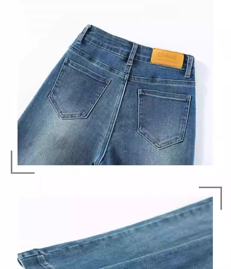 High-Waist-Flared-Denimjeans in Blau mit ausgebleichtem Denim-Finish, mit einem braunen Leder-Branding-Patch am Bund.