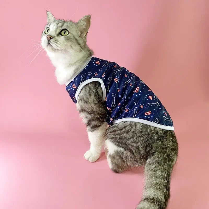 Chaleco para perro de malla azul marino con bandera estadounidense, con ribete blanco, que presenta motivos de huesos, estrellas y bandera para vestir a la mascota con patriotismo.