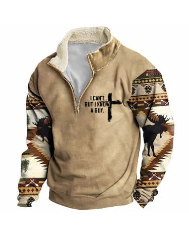 Suéter para hombre de media cremallera con cuello de borrego en lana polar camel, con cuello y mangas acolchados tipo sherpa, que presenta un intrincado patrón geométrico en tonos tierra acentuado con siluetas de alce negras.