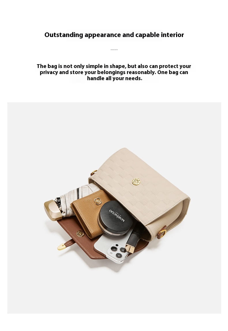 Beutige zweifarbige Webleder-Crossbody-Handtasche mit goldfarbenen Beschlägen und einer strukturierten Oberfläche, die ein offenes Design mit organisierten Innenfächern zeigt.