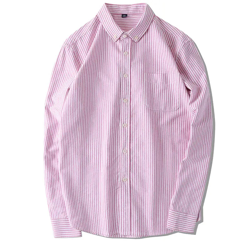Camisa de manga larga abotonada con rayas para hombres con un patrón de rayas verticales rosa y blanco, con cuello clásico, bolsillo en el pecho y puños a juego.