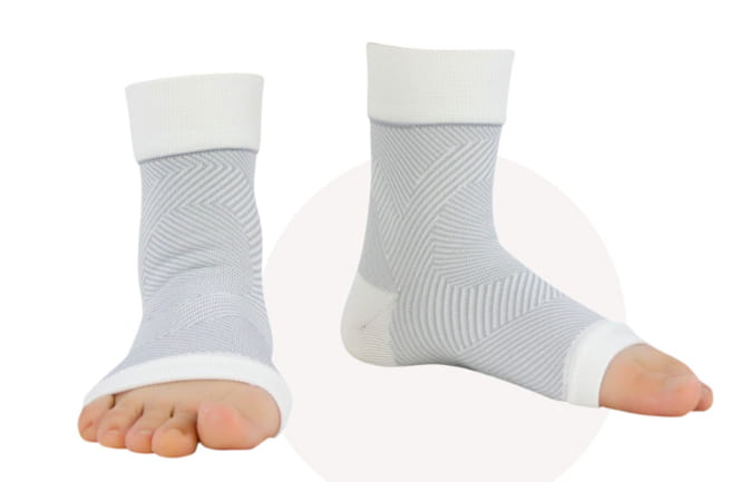 Chaussettes de compression de cheville de type manchon de maintien athlétique grises, avec bordure blanche et un motif géométrique discret pour un soutien de la cheville amélioré.