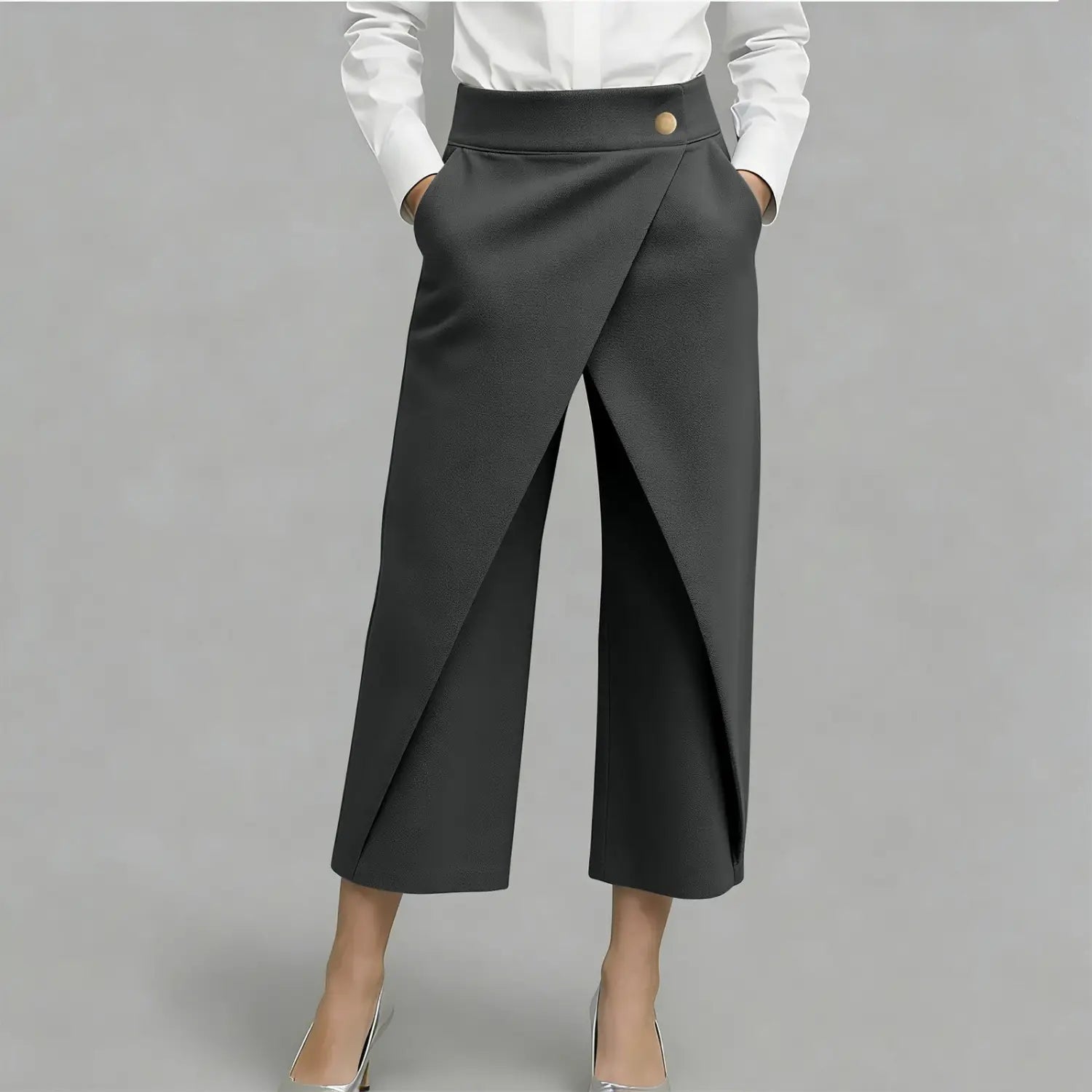 dunkelgraue High-Waist-Wide-Leg-Hosen aus weichem Stoff mit hohem Bund und einem einzelnen goldfarbenen Knopf vorne.