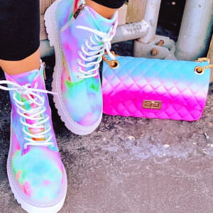 Pastellfarbene Batik-rosa Combat-Boots mit klobiger weißer Sohle verfügen über High-Tops mit weißen Schnürsenkeln und goldenen Ösen, kombiniert mit einer passenden Verlaufsvon Rosa zu Blau gequilteten Clutch