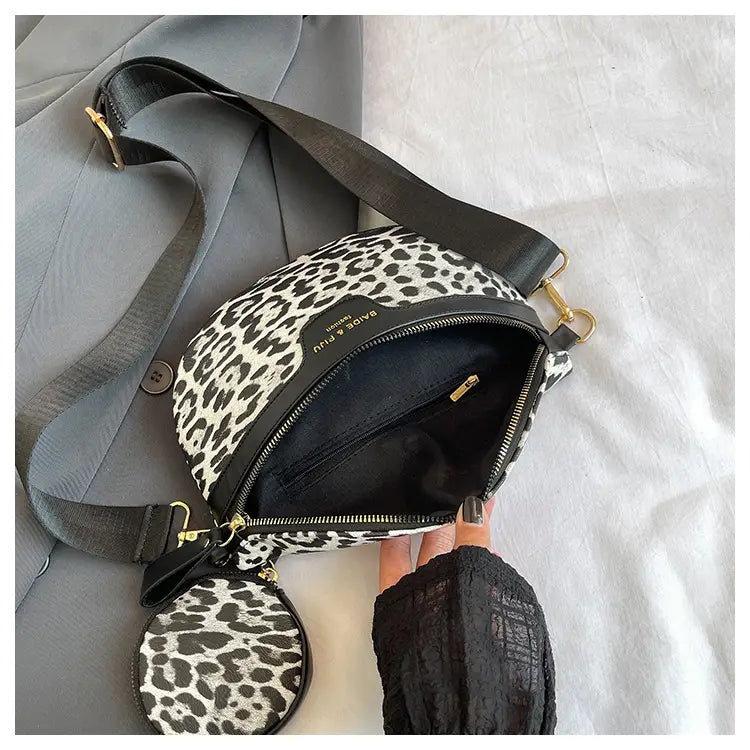 Sac banane à imprimé léopard avec pochette à monnaie et bordure en cuir, style bandoulière imprimé léopard noir et blanc et quincaillerie ton or.