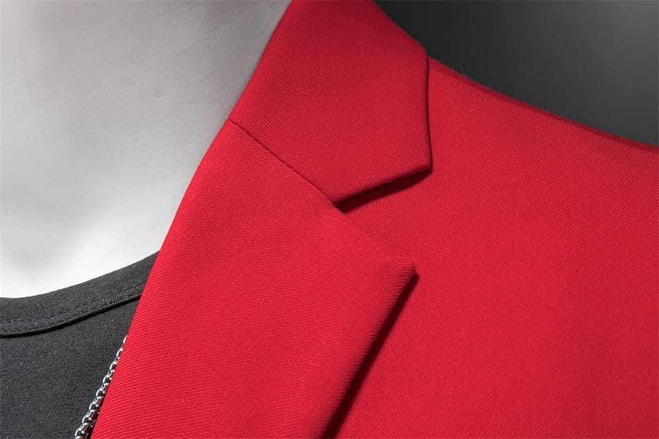 Chaqueta de vestir empresarial de pana roja vibrante con ajuste slim, con cuello estructurado y tejido a medida suave.