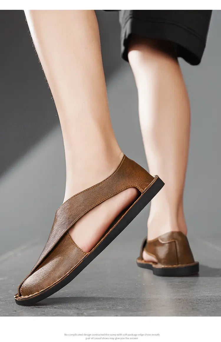 Herren-Braune Echtleder-Slip-on-Strandsandalen mit minimalistischem Design und schwarzen Gummisohlen.