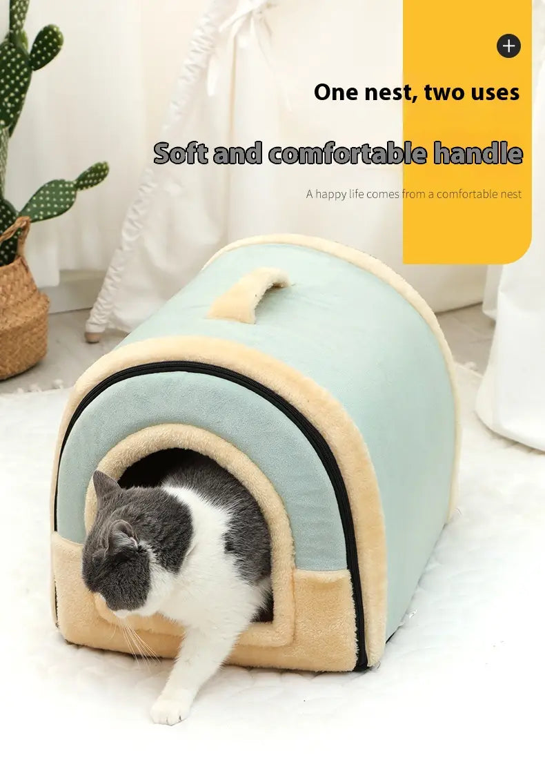 Cama portátil para mascotas, suave y tipo peluche, para gatos y perros, en color azul claro y beige, con un asa acolchada y tela suave para mayor comodidad.
