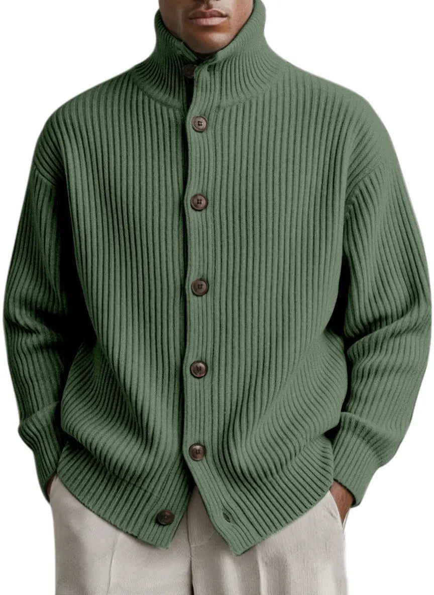 Herren-Turtleneck-Rippstrick-Cardiganmantel in Olivgrün mit hohem Kragen und dunkelbraunen Knöpfen aus Rippstrickmaterial.