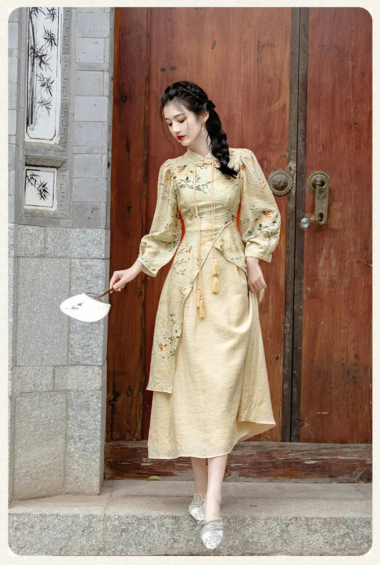 Une femme porte une robe cheongsam pêche brodée de fleurs avec des franges, dotée de manches longues et d’une ceinture nouée.