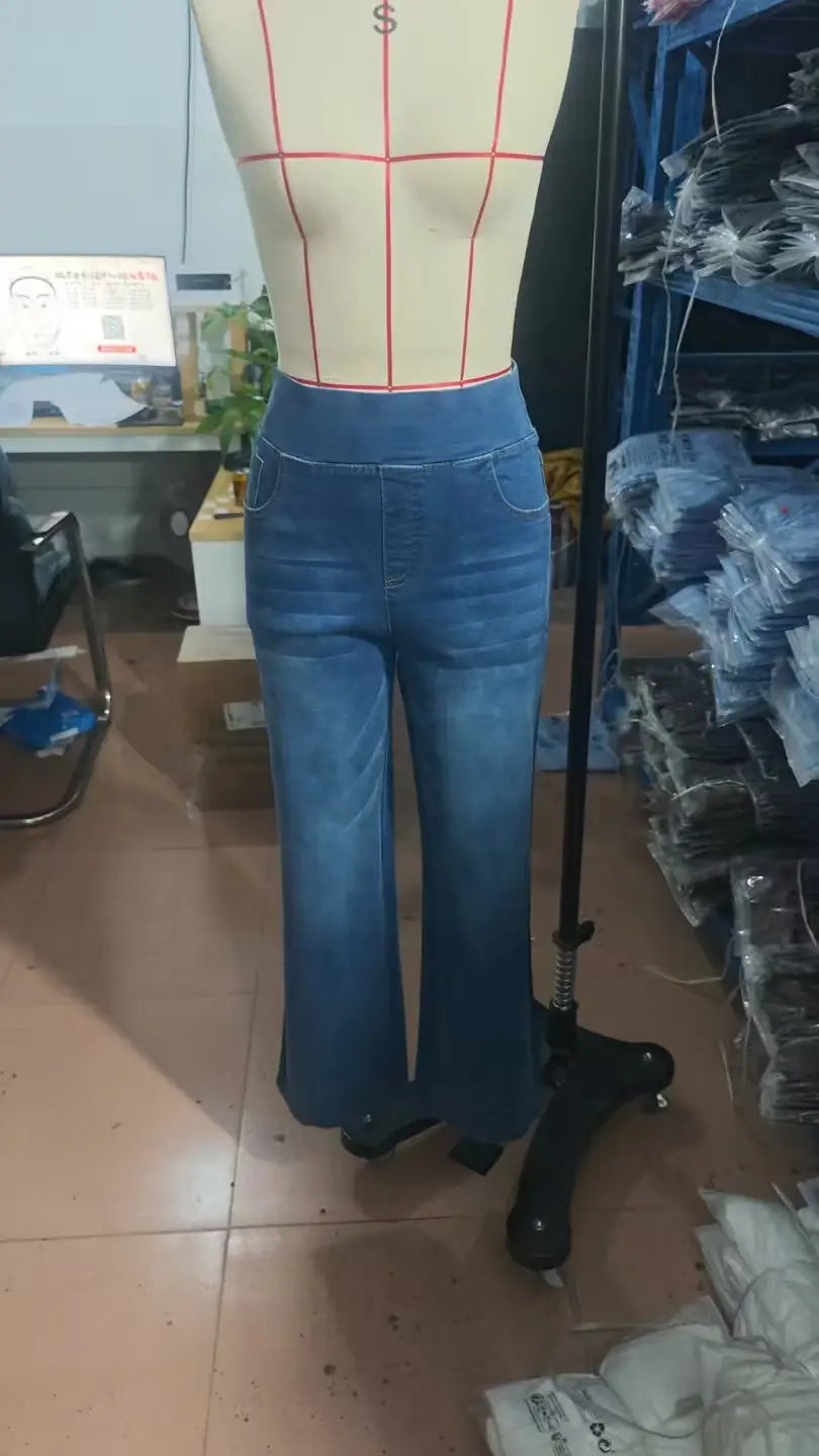 Blaue Denimjeans mit hoher Taille und ausgestellten Beinen, auf einer Schaufensterpuppe präsentiert, für eine stilvolle Straight-Fit-Passform.