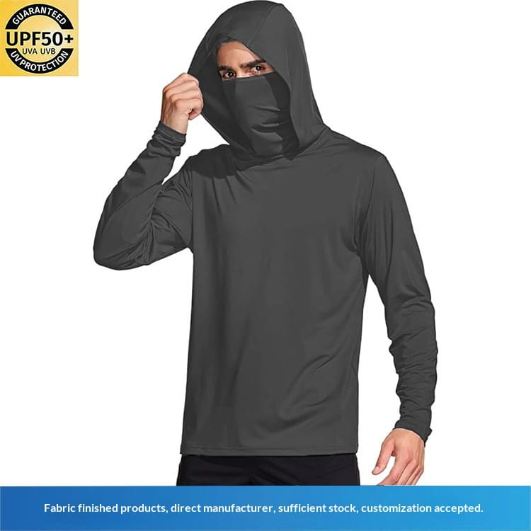 Camisa con capucha de manga larga color gris oscuro, hecha de seda de hielo, con máscara facial integrada para protección solar en uso en exteriores.