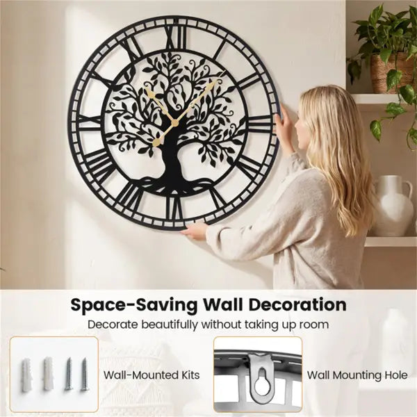 Horloge murale en métal noir, présentant un design détaillé d’arbre de vie avec des chiffres romains et un diamètre de 27 pouces.