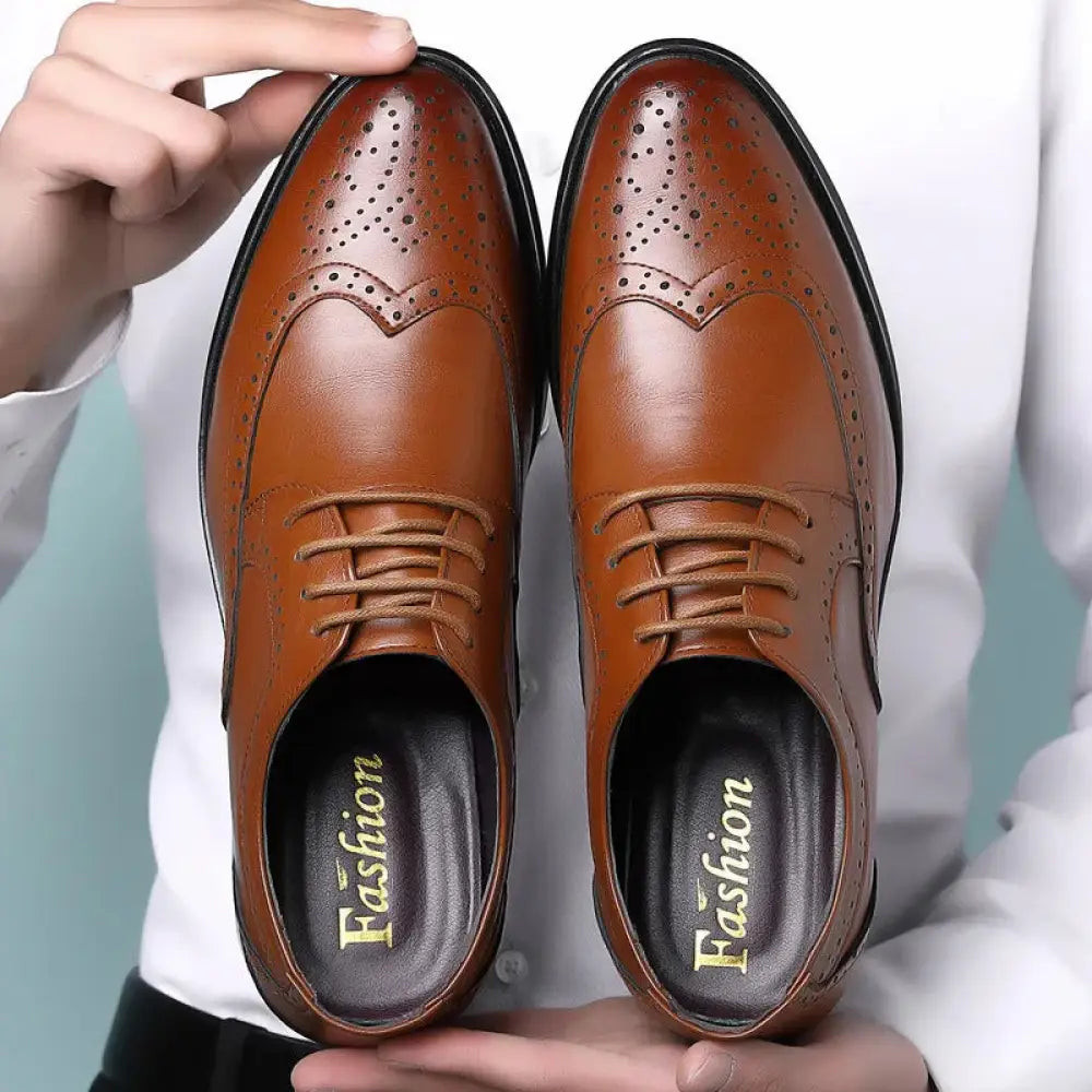 Men’s block carved brown leather oxford shoes featuring lace-up design and brogue detailing