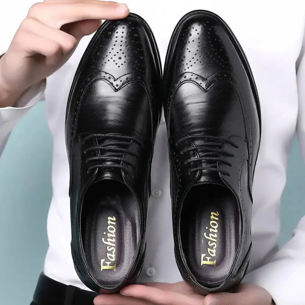 Men’s block carved leather brogue oxford shoes in black leather featuring brogue detailing and laces