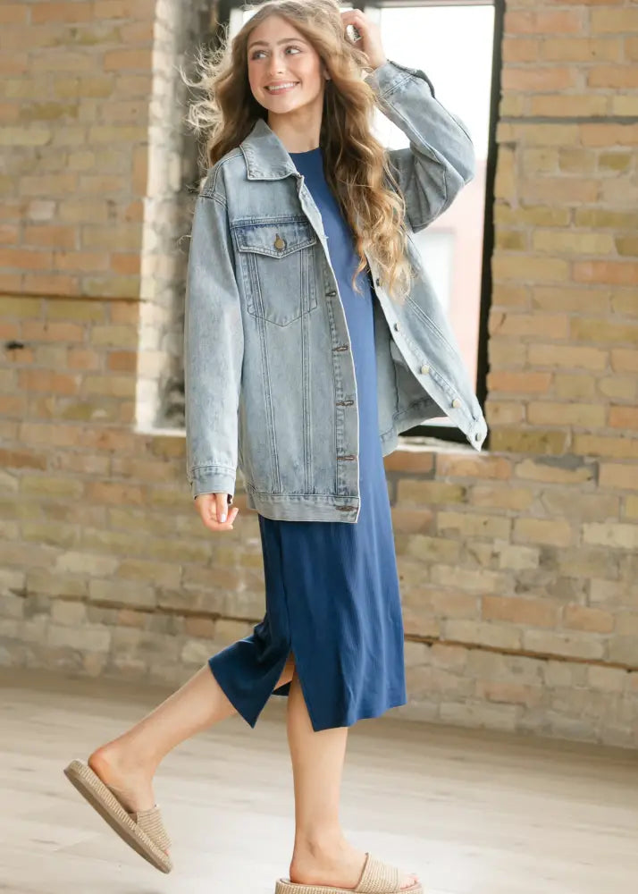 Brinx light wash oversized denim trucker jacket with classic button closure and flap pockets in light-wash denim