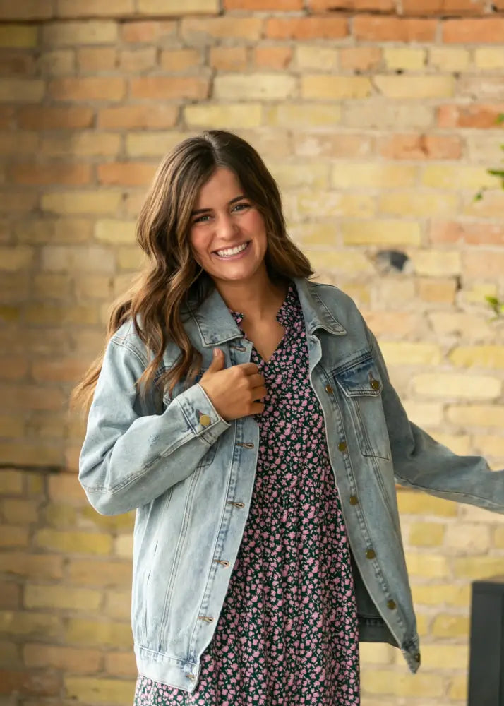 Brinx light wash oversized denim trucker jacket with classic button closures and flap pockets in light-wash denim