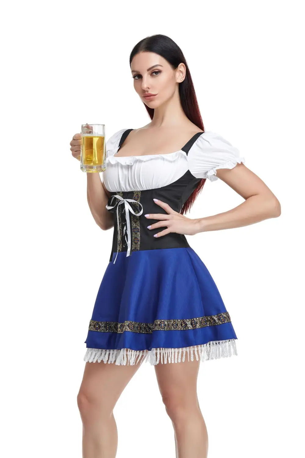 Une femme porte une robe dirndl de style bavarois à corset pour Halloween, avec un haut blanc décolleté en épaules, des manches bouffantes, un corsage noir corseté noué avec un ruban blanc, et une jupe bleue éclatante avec des bordures dorées.