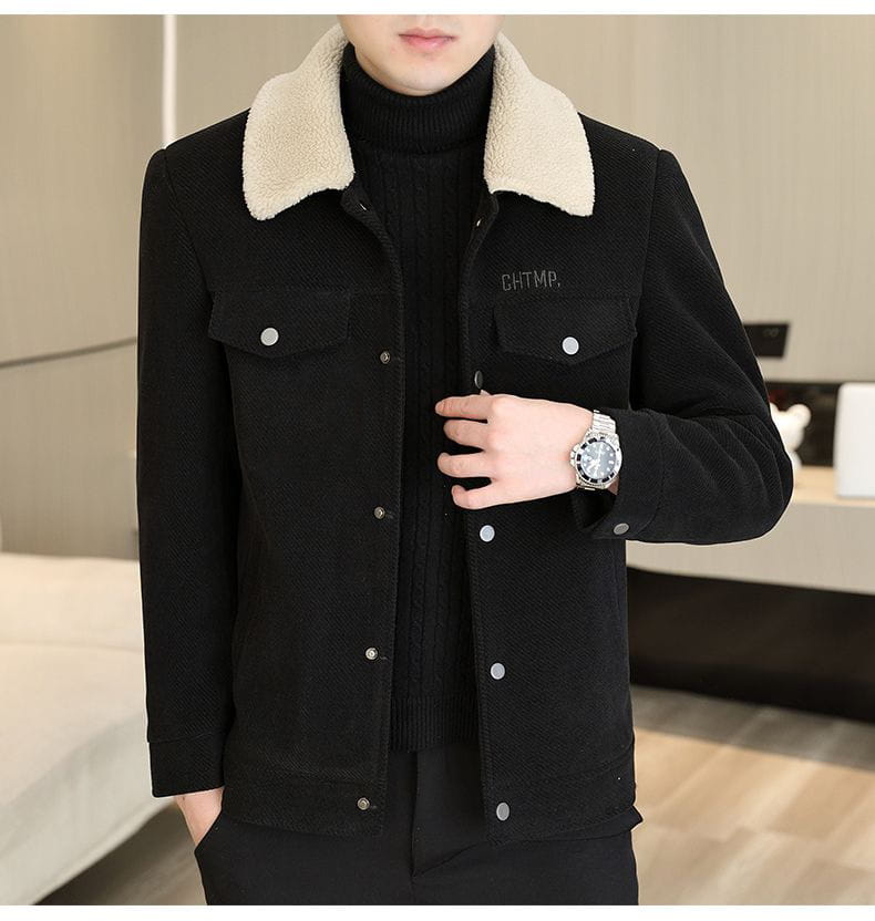 Veste en sergé côtelé doublée de peau retournée pour homme, de couleur noire, avec un col de couleur crème et des boutons argentés.