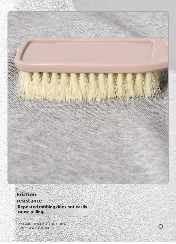 Eine weiche rosa Kunststoffbürste mit blassgelben Borsten begleitet einen Herren-Schwergewichts-Fleece-Zip-Hoodie in Übergröße, der für Wärme und Komfort entwickelt wurde.