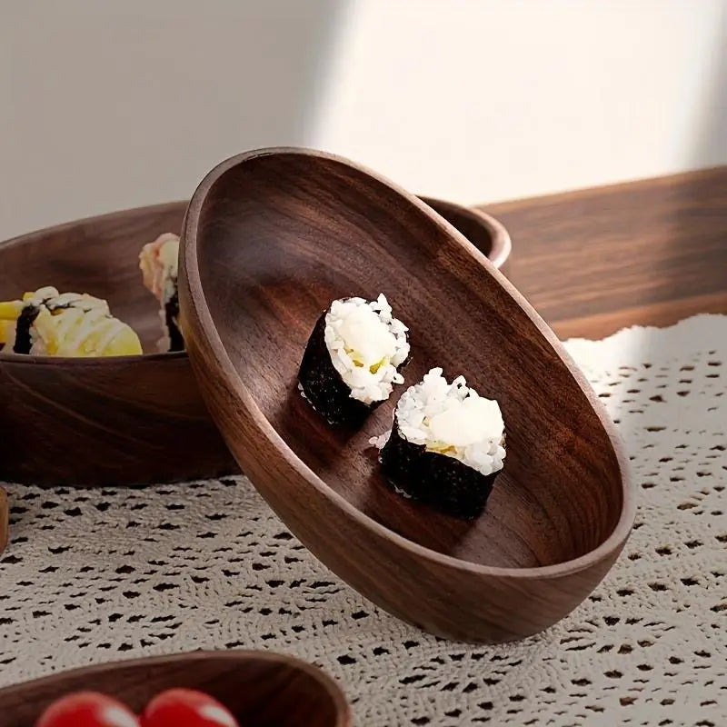 cuenco ovalado de madera marrón oscuro con acabado pulido y liso, como parte de un set de barco de madera para sushi japonés artesanal