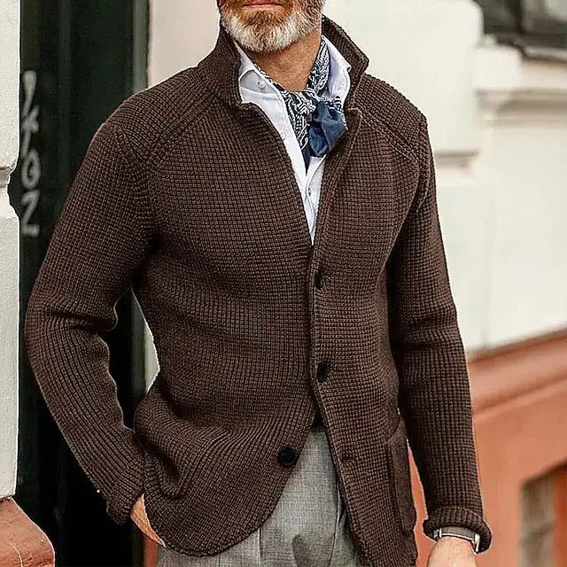 Cardigan en maille texturée marron pour homme, à col montant et fermeture à bouton, adapté à une tenue décontractée