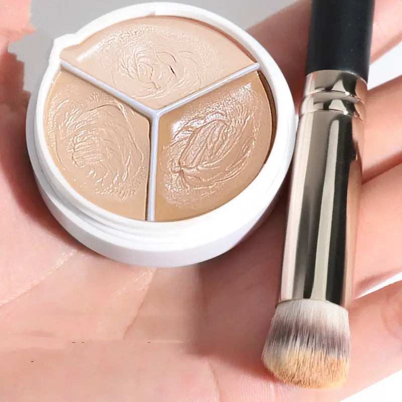 White round three-color concealer palette with three beige-toned creamy sections and a matching pro 270 brush beside it.