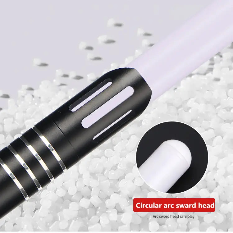 Sabre laser jouet 2-en-1 en métal rgb présentant une tête d’épée à arc circulaire noire et blanche, avec des accents métalliques argentés.