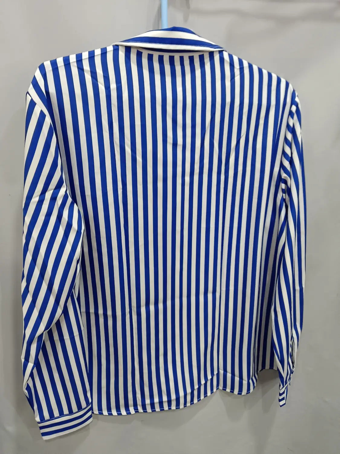 Chemise décontractée à manches longues rayée verticalement bleu et blanc pour hommes, avec col classique et patte boutonnée.