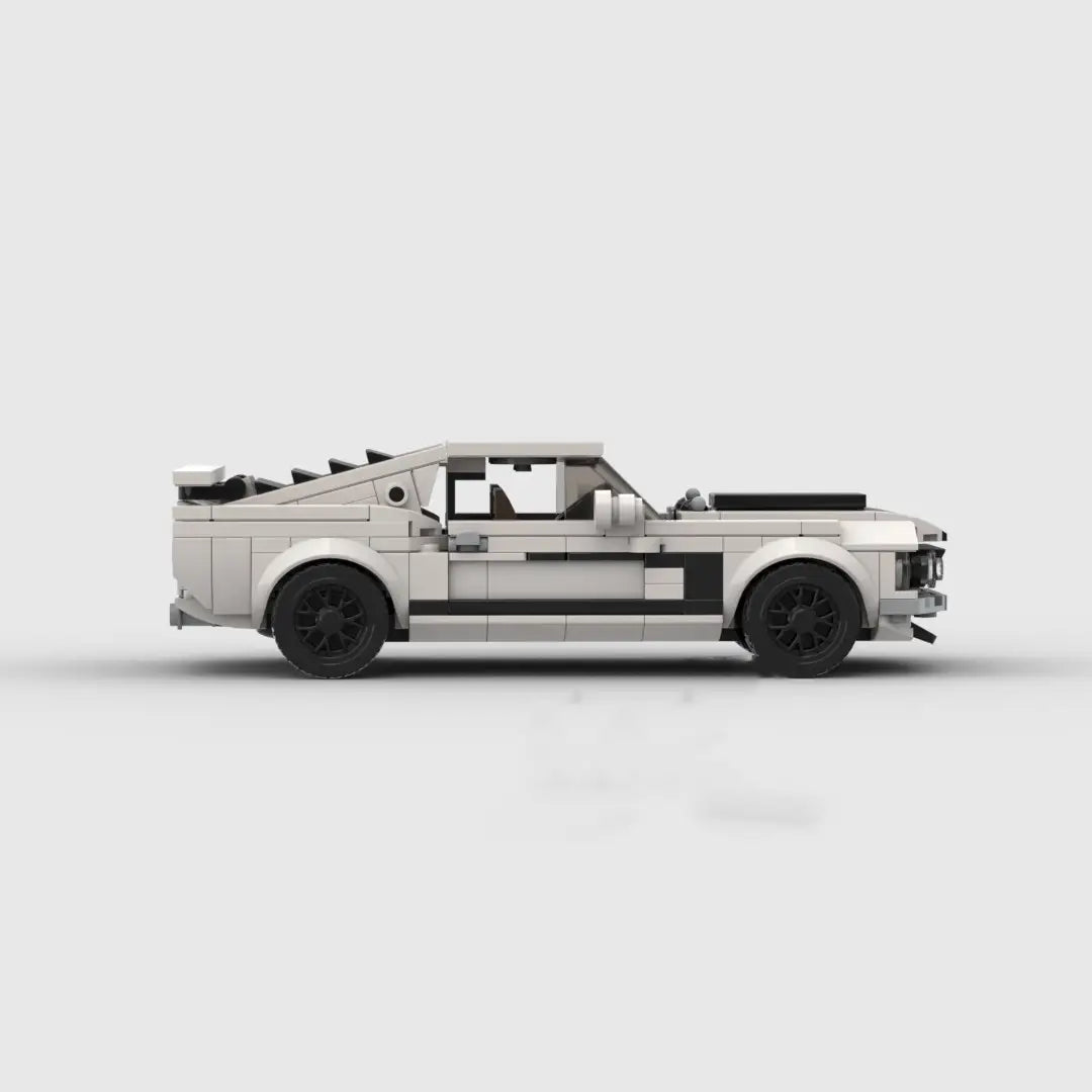 Modelo de LEGO en blanco y negro de un Ford Mustang, juguete clásico tipo muscle car de bloques de construcción, con paneles detallados, franjas de carreras y ruedas personalizadas.