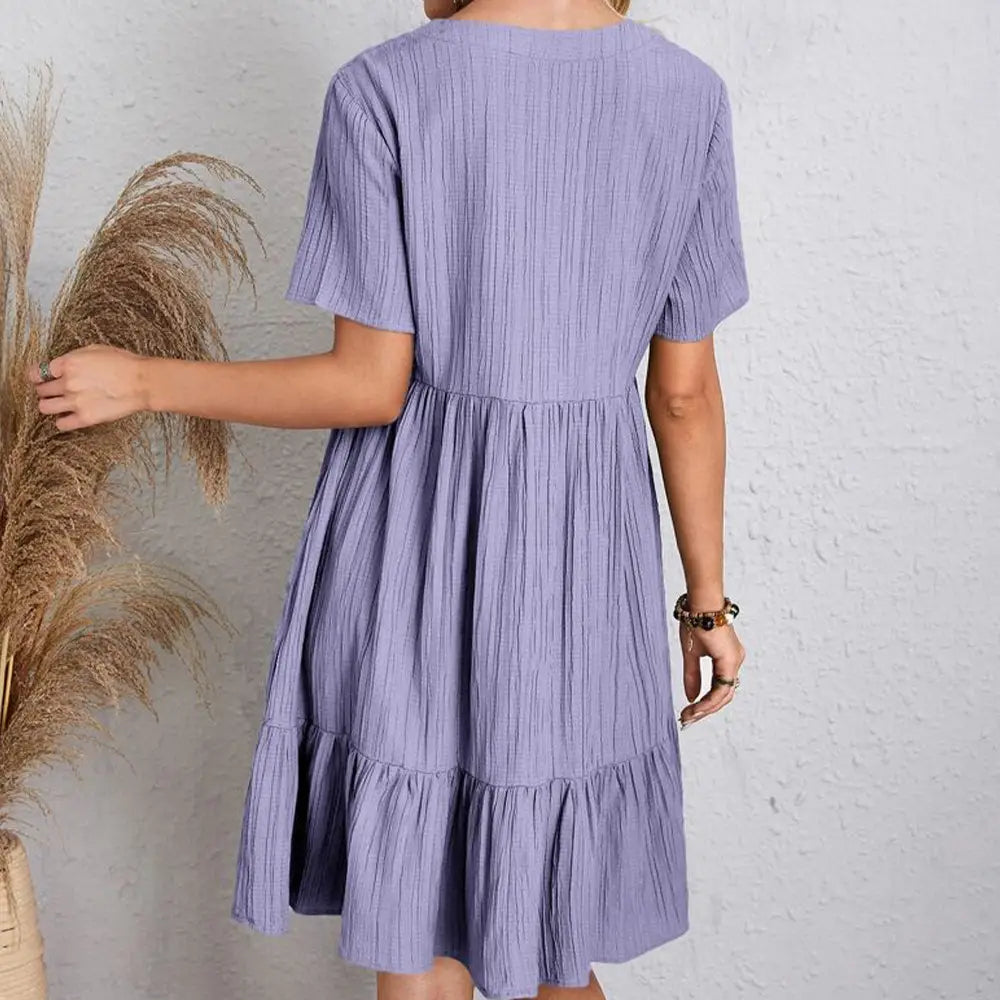 Une robe d’été à encolure en V pour femmes de couleur lilas, à manches courtes, dotée d’une texture côtelée.